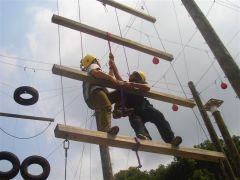 攀爬绳网活动